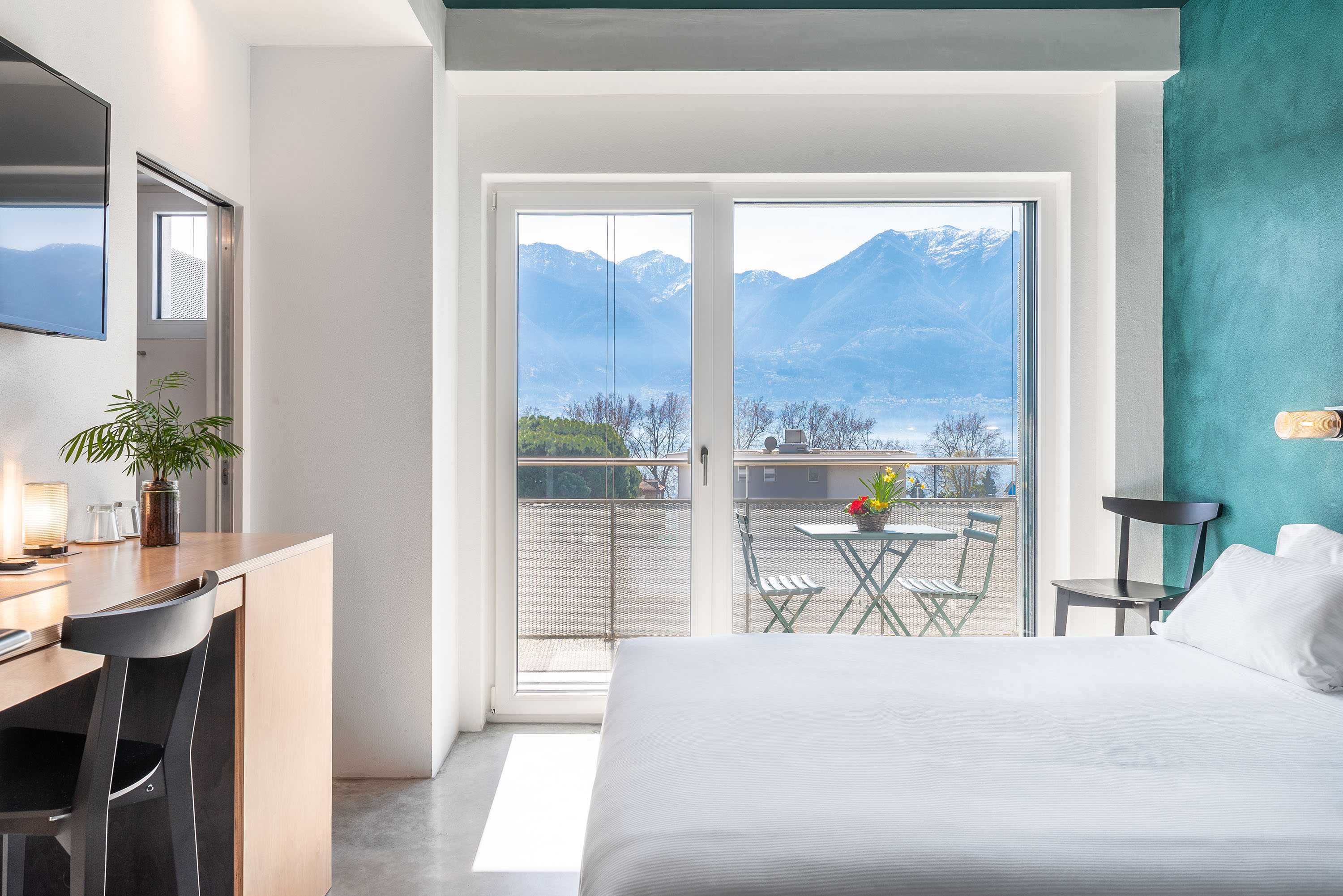Immagine camera con vista lago